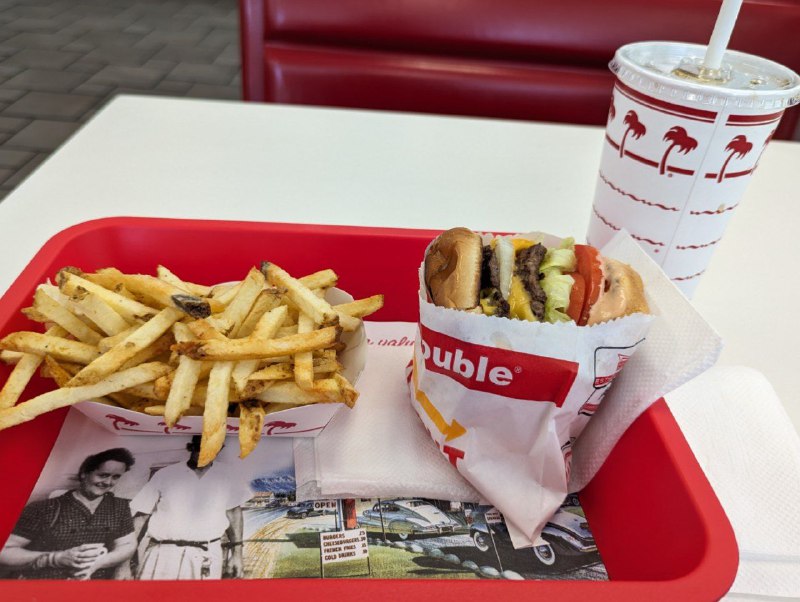 來吃加州特產 In-N-Out，這款 Burger 竟然叫 Double Double，直接和我們加拿大人產生代溝😋