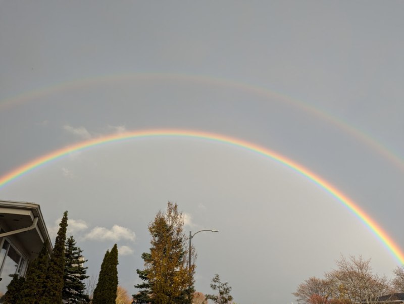 「霓虹」者，外層為「霓」，内層為「虹」