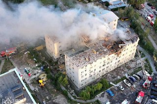 泽连斯基：俄在美乌会谈前对乌克兰进行恶意攻击乌克兰总统泽连斯基星期一（8月18日）说，在他抵达华盛顿与美国总统特朗普举行会谈之前，俄罗斯对乌克兰进行了“恶意”攻击，包括袭击阿塞拜疆拥有的一处石油设施。泽连斯基星期一在X平台发文说：“这是俄罗斯的一次示威性、玩世不恭的袭击。他们知道今天在华盛顿举行的会议将讨论结束战争的问题。”泽连斯基强调：“普京将通过示威性杀戮来保持对乌克兰和欧洲的压力，并羞辱外交努力。这正是我们寻求帮助以结束杀戮的原因。”泽连斯基将于美东时间星期一前往白宫会见特朗普。德国总理默茨、法国总统