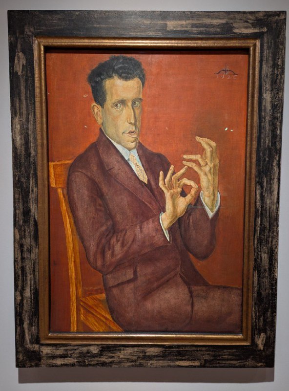 滿地坑美術館之見聞：• 這個 logo 真的不是 Gmail 嗎？？• 連畫框都有魁國版；• 25歲及以下一律免費，也太良心ㄌ！滿地坑美術館之見聞：• 這個 logo 真的不是 Gmail 嗎？？• 連畫框都有魁國版；• 25歲及以下一律免費，也太良心ㄌ！