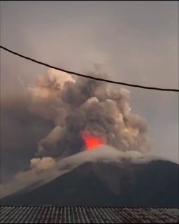 Massive wildfire engulfs Summerland, British Columbia, Canada 🇨🇦