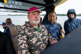 马国元首开快艇巡视柔佛海域马来西亚国家元首苏丹依布拉欣星期六（9月13日）驾驶快艇，巡视柔佛海域情况。柔佛州多个地区连续几天下雨，也是柔佛苏丹的依布拉欣星期六早上顶着风雨，亲自驾驶快艇了解柔佛海域状况，关心靠海为生的渔民是否受影响。柔佛王室媒体办公室在脸书专页发贴文说，苏丹依布拉欣驾驶快艇从士都兰（Stulang）王室码头出发，驶往哥打丁宜海域。“这次出巡展现了苏丹依布拉欣关怀民生，尤其关注靠海为生的渔民在海上的安全情况。”苏丹依布拉欣热爱各种交通工具，除了一般的汽车驾驶执照，他还考获重型电单车、卡车、火车
