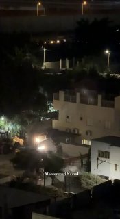 דחפורי ישראל הישראלי הורסים בית משפחה פלסטינית בשכונת אל-נקר, קלקיליה, בגדה המערבית .