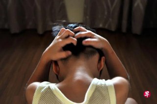 60岁前教师24年内60次性剥削八名孩童，控方指为了公众安危应给予18年强制性监禁，辩方称他最后一次犯罪已可见些许的“自我控制”，法官最后指必须让被告有接受治疗的动力，最终判他15年强制性监禁。https://zb.sg/Kx3j