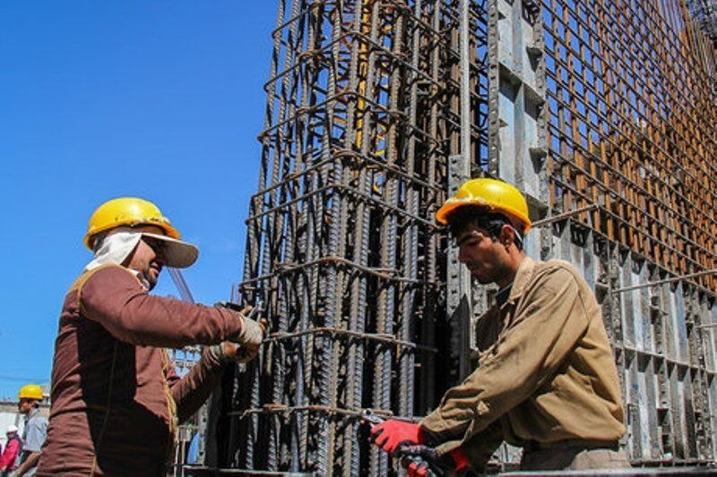 نگین غرب استان تهران: 🔴 زنگ خطر کمبود نیروی کار در صنعت ساختمان🔹 معاون توسعه کارآفرینی و اشتغال وزارت کار با اشاره به اینکه صنعت ساختمان ۱۳ در