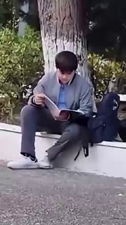 תלמיד בית ספר אזרביג'אני מסרב להשתתף בשיעורים בסולידריות עם בנות שנאסרו מבית הספר בגלל חיג'אב.