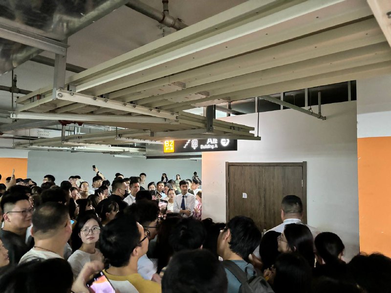 刘亦菲要来，42度的高温，水泄不通