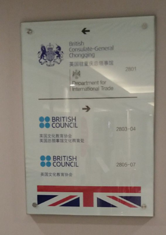 地鐵上的小朋友化著萬聖妝好不歡樂，而我，又從這毀我青春的地方剛出來😭