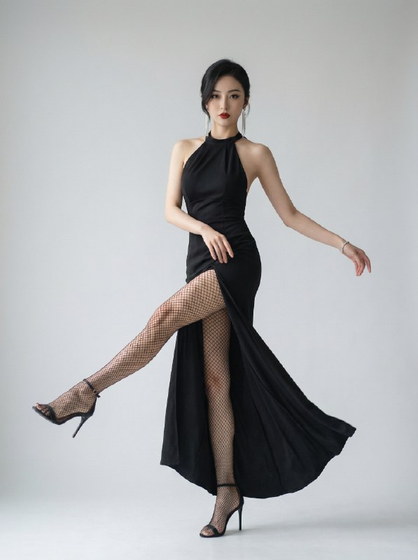 网眼黑丝沉浸欣赏，摄像摆拍姿势，ootd 需要智能体才行，这套提示词比较复杂，就不具体提供了！具体姿势名称如下，给到香蕉2基本可以出类似的动作姿势列表：1：侧身展臂2：回眸凝视3：踮脚旋转4：下腰后仰5：提腿平衡6：双手合十7：撑腰翘腿坐8：撑椅抬头坐9：转头翘腿坐10：歪头伸腿坐11：摸头腿伸坐12：扭腰后撑坐13：手摸下巴坐14：手撑提肩坐@aigc1024网眼黑丝沉浸欣赏，摄像摆拍姿势，ootd 需要智能体才行，这套提示词比较复杂，就不具体提供了！具体姿势名称如下，给到香蕉2基本可以出类似的动作姿势列表：1：侧身展臂2：回眸凝视3：踮脚旋转4：下腰后仰5：提腿平衡6：双手合十7：撑腰翘腿坐8：撑椅抬头坐9：转头翘腿坐10：歪头伸腿坐11：摸头腿伸坐12：扭腰后撑坐13：手摸下巴坐14：手撑提肩坐@aigc1024