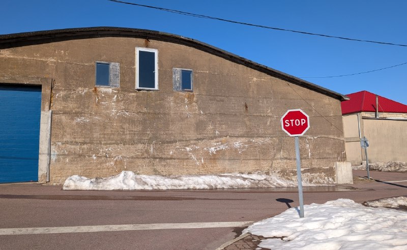 不由自主就想講 #魁國笑話停牌在魁國怎麼標示？- Arrêt那在法國呢？- Stop