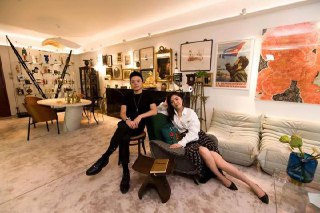 网传中产夫妻幸福的10大标准：1、夫妻生活每周3~4次2、有300万块固定的存款3、家庭月薪5万，女方在体制内4、2个孩子，3套房子5、每周能喝一次茅台6、拥有一辆90万的车子7、黄金假日出去旅游，走遍全国各地8、身体健康，跑马拉松也是小意思9、不加班，不熬夜，不吵架10、买了千万保险——網友幫忙翻譯：1、 性2、錢 3、錢4、親子關係5、錢 6、錢 7、還是錢8、還是錢9、還是錢10、也是錢基本上都是錢💰，中國人真的看錢看很重 🤔