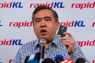 陆兆福：原则上希望落实跨境私召车 仍需新马同意马来西亚交通部长陆兆福说，马来西亚原则上希望落实新山和新加坡的跨境私召车服务，但必须获得新马两国同意和共识才能推行。据《星洲日报》报道，陆兆福为第13个马来西亚计划辩论总结时说，他之前曾向新加坡前交通部长徐芳达提出这个想法，但当时新加坡尚未准备好讨论此事。陆兆福说，从原则和政策上来说，马来西亚愿意和新加坡政府共同讨论这件事，以进一步提升柔佛新山与新加坡之间的跨境连通性。“这件事不能只靠单方面推动，必须得到双方同意。在双方达成共识后，这项计划才能实施。”他强调，跨