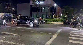 金边大事件：金边宪兵打击街头飙车团伙 抓获多人 金边宪兵在隆边区万谷分区展开执法配图