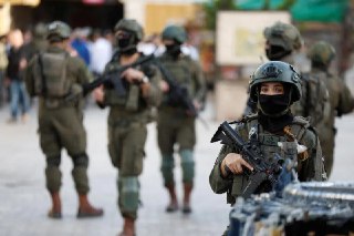 以色列数十年来首次新组建机动作战部队以色列国防军宣布组建一支新的作战师，这是以军数十年来首次新组建机动作战部队。《以色列时报》网站星期二（2月10日）报道，此次以军新组建的“第38师”将包含步兵、装甲兵、炮兵、战斗工兵等多个兵种的训练单位。以军同时还将为这支部队组建通信营和后勤团。预计该作战师将在2027年具备地面作战能力。报道称，自1970年代以来，以军建立过负责“保护边境”的区域守备部队，但没有新建任何此类“训练有素、能够深入敌后作战”的机动师。《耶路撒冷邮报》网站评论称，新部队的组建标志着以军战略思想