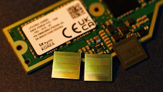 #行业资讯 SK 海力士内部分析报告称，传统内存条供应预计到 2028 年前都会持续受到限制，目前库存水平已经降到最低。供应商也确实在新建晶圆厂，不过晶圆厂建设周期长且在技术转型期间产能增长有限。SK 海力士还提到消费级 SSD 需求预计不会大幅度增长，但企业级需求会增长，因此 QLC 闪存需求也会增加并可能出现供应紧张。查看全文：https://ourl.co/111359🎲 频道 🎲 蓝点网 ✅CN2VPS ⚠️ 解封