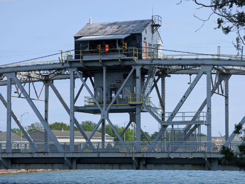 運河開啟橋上的船隻交通燈