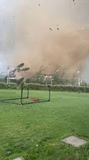 סופת טורנדו עוצמתית פקדה את Requíנועה, אזור אוהיגינס, צ'ילה (26.10.2026) לפחות 20 בתים ובית ספר ניזוקו. בהע…
