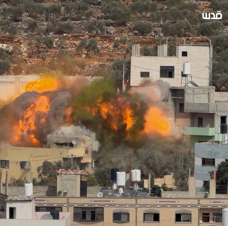 הרגע בו פוצצו כוחות ישראל הישראלי את בתי משפחותיהם של האסירים הפלסטינים איברהים וזכריה דאוד בביתא, דרומית ל…