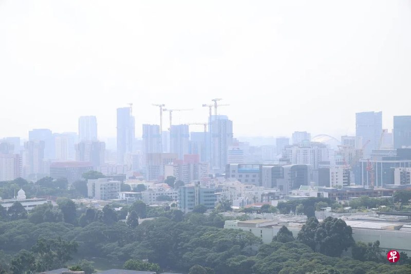 随着天气日趋干燥，跨境烟霾风险未来几周恐加剧，亚细安专门气象中心将亚细安南部地区的烟霾警戒调升至第二级，新加坡跨部门烟霾行动小组旗下的政府机构已启动应急方案，进入待命状态。