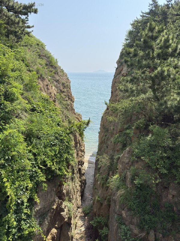 从小凉湾到琥珀湾的小徒步大连的滨海栈道修的好@aigc1024从小凉湾到琥珀湾的小徒步大连的滨海栈道修的好@aigc1024