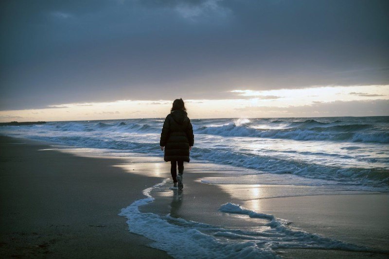 图片描述1girl, winter seaside,walkingalone, footprints in snow,sound ofwaves, gazing at sea,thoughtfulexpression,silence,coldness,nightlight,dim atmosphere,