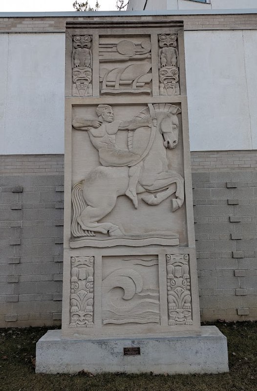 AGO 角落裡看見一件 Frances Loring 的浮雕作品，曾經嵌在舊 BMO 大樓上，隨著大樓拆除從此挪進美術館内