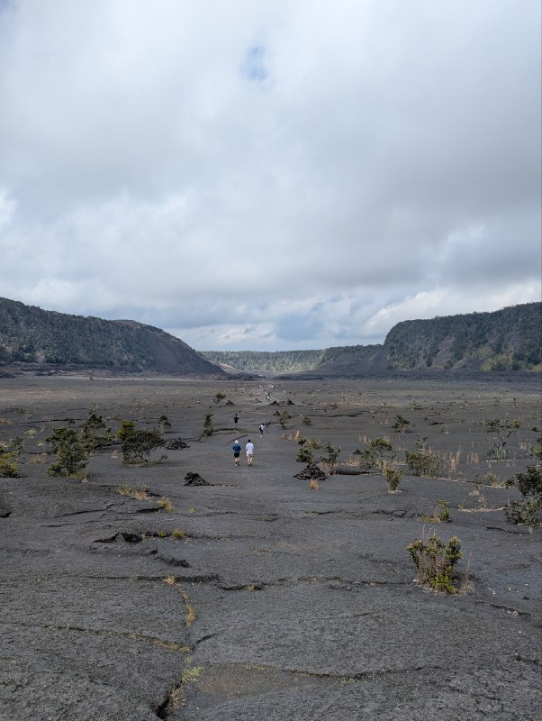 火山這兩天天氣不好，蹲了兩晚，所幸火山女神 Pele 送了一份離別禮，literally 在我即將離開的最後十分鐘裡看見了紅光