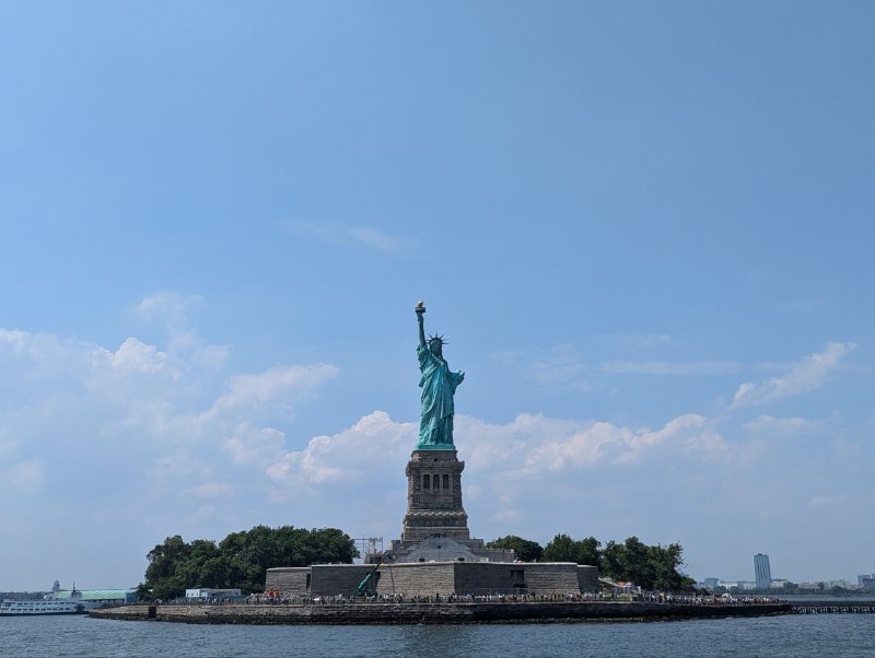 Liberty Enlightening the World🗽La Liberté éclairant le monde🗽自由照耀世界🗽就像《海上鋼琴師》裡的那一幕，船隻緩緩駛入哈德遜河口，大霧之中浮現出自由女神像的輪廓，於是整條船的群眾齊聲高喊：USA！這就是自由燈塔下傳承百年的美國夢，可惜138年過去了，世界上仍有自由之光沒有照到的黑暗角落