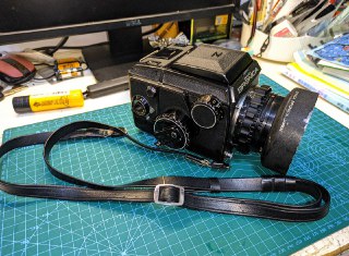 #出售 #电子产品 #勃朗尼卡ec 联系 张 殷飛（见上线请叫我去学习） 价格 3350包邮黑漆勃朗尼卡ec+PC 75 f2.8整体功能正常无暗病，己找闲鱼“勃朗尼卡守护者”进行保养，所以不用担心问题镜头通透，使用丝滑顺畅，能保证不会出任何问题所有功能均正常（包括电源指示灯），有正常使用痕迹，有比较漂亮的露铜，个人认为非常不错唯一的瑕疵品就是开放大镜那个按钮老化，守护者收错了一个替换的按钮上去，功能和原厂的没区别赠送价值130的原厂背带+120的原厂uv+原厂遮光罩可以提供后续指导以及帮助，闲鱼我那边还没