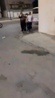 סעודים מתחננים לעובדים זרים לא לצלם תמונות: תרגום —. למה אתה מצלם? למה אתה מצלם? למה אתה מצלם - למה, למה, ל…