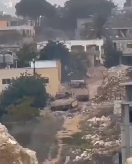 וידאו | כלי רכב צבאיים ישראלים נצפו נעים בחלקה המזרחי של העיירה זאוטאר שבדרום לבנון, במקביל לירי שהופנה לעב…