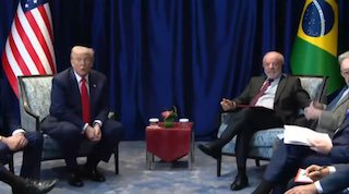 在马来西亚，Trump说:“我会在韩国和President Xi见面，我们会达成很好的协议，我们双方都想达成协议，这次见面以后我们还会在中国、美国华盛顿或海湖庄园会面...我现在在和巴西谈，也会很多其他国家谈，我相信和中国会有一个公平的会谈。”