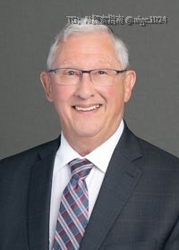 2026年7月27日列治文市议会上，正式提出谴责刘毅动议的是市议员 Bill McNulty  ，直接称刘毅的内容为种族主义的市议员是 Laura Gillanders，在会上展示了刘毅的AI配图，并表示针对某一族裔的贬低性言论“完全不能接受”的是Carol Day大家可以去问问他们在发起动议或者谴责之前是否读过刘毅的文章，他们都是要寻求在列治文连任市议员的现任议员，动议原文 