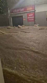 Бейзболно градушка е докладвана по време на тежка буря в North Phoenix, Аризона, САЩ Видео: Трентън Хукър