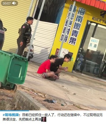 McMom: #网友爆料:今天七星海被警察冲的这个地方叫做“云基”,里面就一栋别墅,全是做国内A股盘的。这次被抓是被本地人举报的,里面很多傻狗点外卖送到门口。我以前也是这个公司的,后来因为一些事情离职来西港了。里面我兄弟他们过几天就要关盘了,都约好过几天