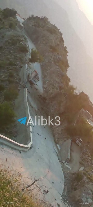 תוך כדי האשמת כוחות תימן בהטלת מצור על העיר תאיס, כלי טיס סעודיים מכוונים ומשמידים את כביש היג'ה אל עבד, הע…