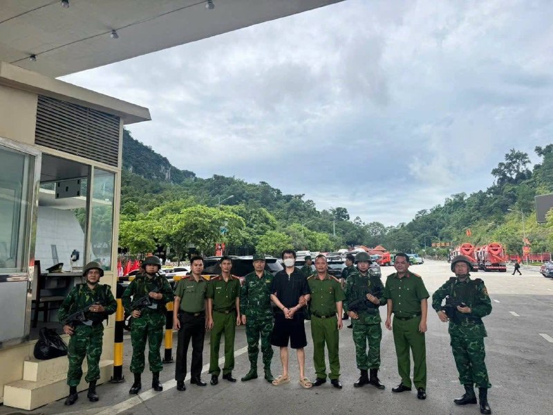 东南亚华人大事件：# 中国籍涉电诈通缉人员河内落网 已移交中方警方 据河内市公安部门消配图