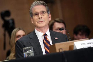 贝森特：不希望与中国脱钩 美中关系可富有成效美国财政部长贝森特说，美中将是竞争对手，但不希望与中国脱钩，并称两国关系可能“非常富有成效”。据路透社报道，贝森特星期二（2月10日）在巴西圣保罗举行的BTG Pactual首席执行官会议上说：“当前的美中关系处于一个相当舒适的位置。我们将会是竞争对手，但希望这种竞争是公平的。我们不希望与中国脱钩，但确实需要去风险。”他还说，美国正致力于在关键矿产、半导体和药品等战略产业领域“重新夺回主权”。谈及长期前景，贝森特称，中国需要对经济结构进行再平衡。“世界不可能长期处