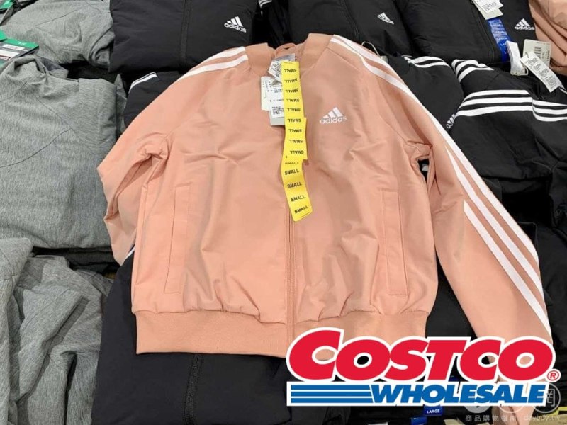 Costco目擊新款，ADIDAS女飛行外套 ，整體俐落，有粉色和黑色兩款，亞洲尺寸 S-XL都有，價格實惠🔥新商品情報連結 