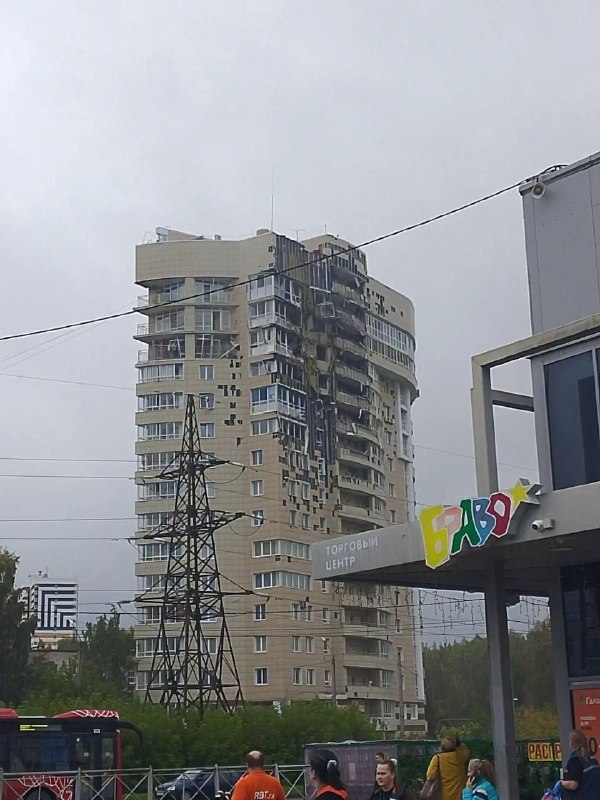 🇺🇦🇷🇺️ - פגיעה ישירה בבניין מגורים בפרם.