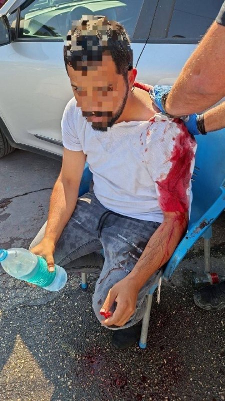 جماران: لحظه حمله به یک صهیونیست در جریان عملیات با سلاح سرد در شمال اریحا، واقع در کرانه باختری اشغالی./جماران🇮🇷 @jamarannewsلح