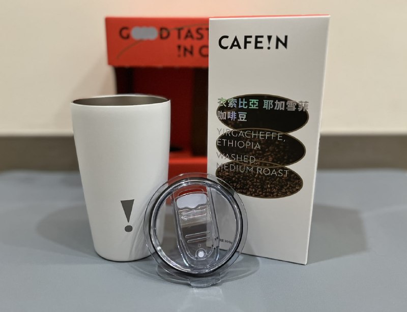 Costco新品上架，CAFE!N 咖啡豆隨行杯禮盒組很潮的咖啡品牌，常跟國內外的不同IP聯名禮盒內的隨行杯的是霧面白，有點像陶瓷質感，設計簡約很好看搭配一包衣索比亞的耶加雪菲單品豆單品豆加上一個好看的隨行杯，現在特價1組399快過年了，送個一組咖啡禮盒搭配餅乾之類的非常適合！#好市多 #新品 #CAFEiN #咖啡禮盒Costco新品上架，CAFE!N 咖啡豆隨行杯禮盒組很潮的咖啡品牌，常跟國內外的不同IP聯名禮盒內的隨行杯的是霧面白，有點像陶瓷質感，設計簡約很好看搭配一包衣索比亞的耶加雪菲單品豆單品豆加上一個好看的隨行杯，現在特價1組399快過年了，送個一組咖啡禮盒搭配餅乾之類的非常適合！#好市多 #新品 #CAFEiN #咖啡禮盒