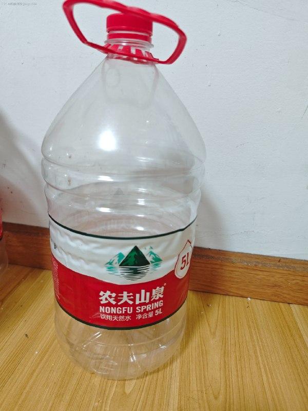 随便上传一张矿泉水瓶的照片，GPT-image-2也能设计出一套毫无违和感的服装