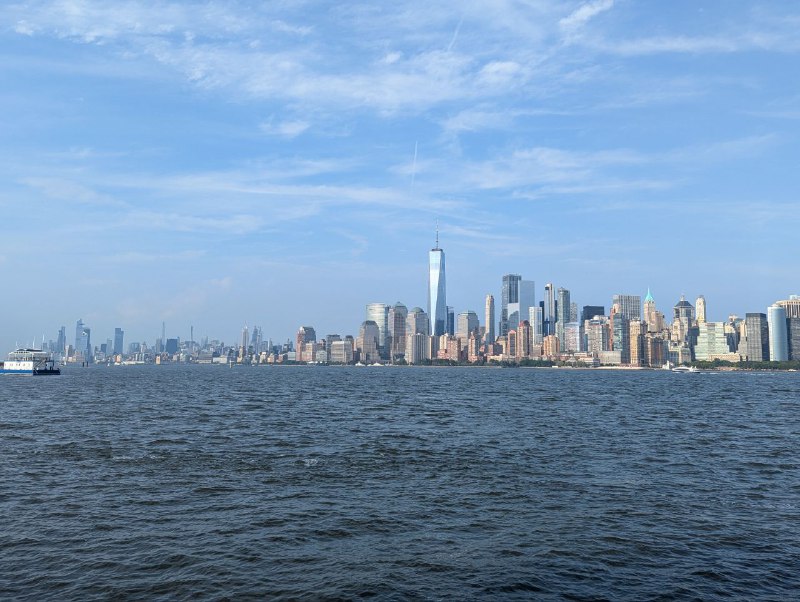 Liberty Enlightening the World🗽La Liberté éclairant le monde🗽自由照耀世界🗽就像《海上鋼琴師》裡的那一幕，船隻緩緩駛入哈德遜河口，大霧之中浮現出自由女神像的輪廓，於是整條船的群眾齊聲高喊：USA！這就是自由燈塔下傳承百年的美國夢，可惜138年過去了，世界上仍有自由之光沒有照到的黑暗角落