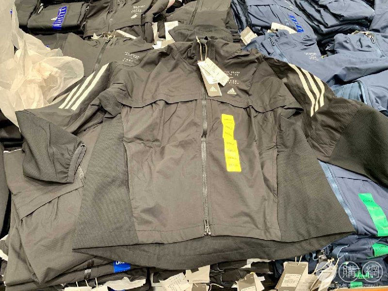 110/08/08 Costco新商品，日本東京設計中心設計的ADIDAS 防風連帽外套，有深藍和黑兩個顏色，亞洲尺寸S~XL都有
