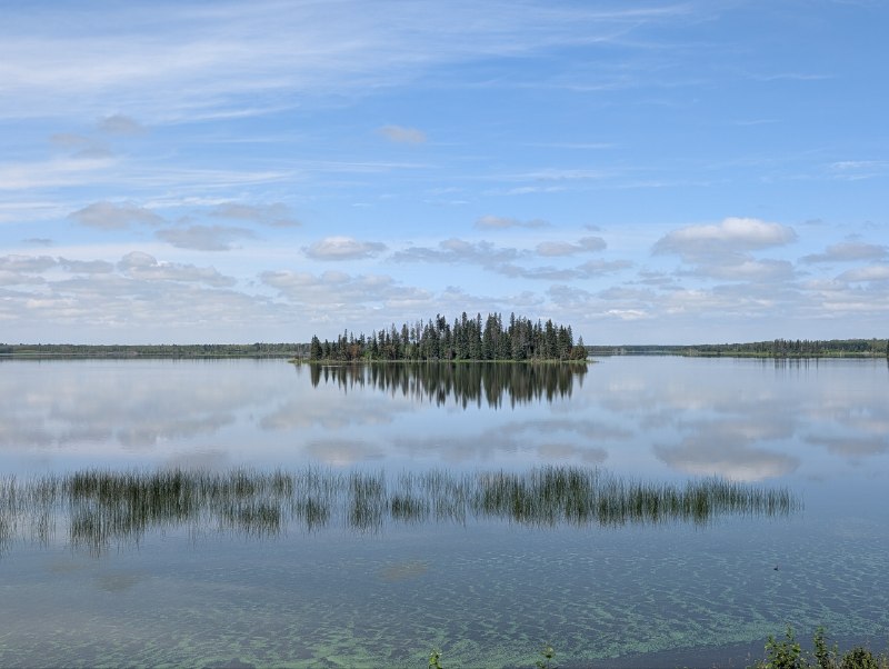 Elk Island 什麼都沒看到，得虧現在國家公園不收門票🫪再往東邊的烏克蘭小鎮（真居民鎮，不是那個收費景點）還更有趣一些，Mundare 買了特產香腸，這個鎮門口就有一個巨型 Kovbase 雕塑，說是世界最大