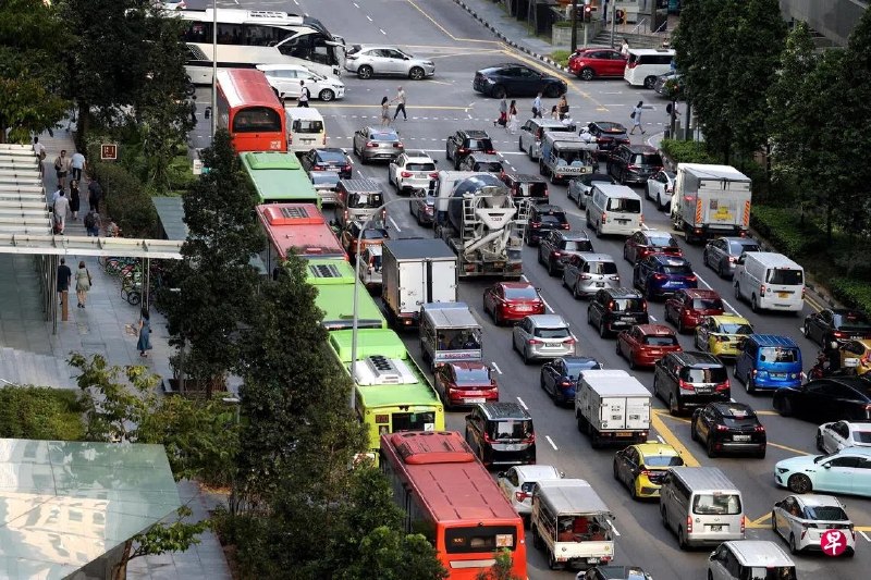 受市区道路重铺工程影响，从8月23日至25日，共有15条公共巴士路线在夜间改道，不停多个路段的巴士站。