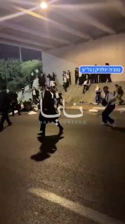 תקשורת ישראלית: עימותים בין משטרת ישראל לחרדים בכביש 4 לאחר חסימת הכביש עקב מעצרו של משתמט. פצועים רבים בקר…