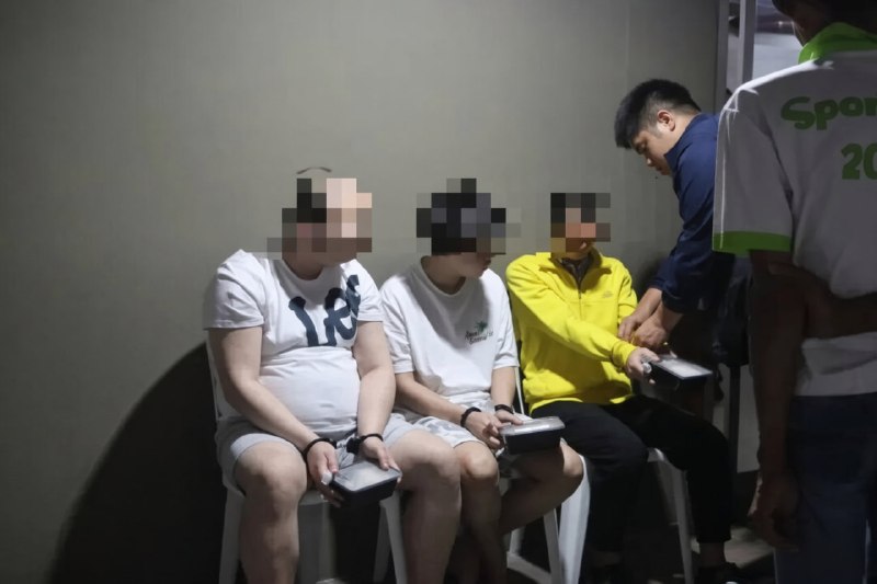 曼谷大事件：多名中国籍男子因涉嫌电诈和洗钱被捕 2026年8月21日 泰国警方对配图
