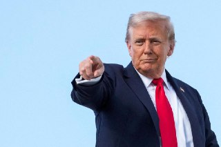 特朗普要北约国家停止购买俄罗斯石油（华盛顿讯）美国总统特朗普周六（9月13日）致函北约国家，呼吁他们停止购买俄罗斯石油，并对俄罗斯实施重大制裁，从而结束俄罗斯在乌克兰的战争。特朗普在社交媒体发文称：“当所有北约国家同意并开始采取同样行动，并且所有北约国家都停止从俄罗斯购买石油时，我准备对俄罗斯实施重大制裁。”他还建议北约作为一个整体，对中国征收50％至100％的关税，以削弱中国对俄罗斯的经济影响。之前，特朗普曾威胁，如果在结束乌克兰战争方面没有取得进展，他将制裁莫斯科，并对购买俄罗斯石油的国家比如中国和印度